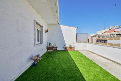 Spacious double bedroom with balcony and outdoor space in Arroios - Gallery - 14