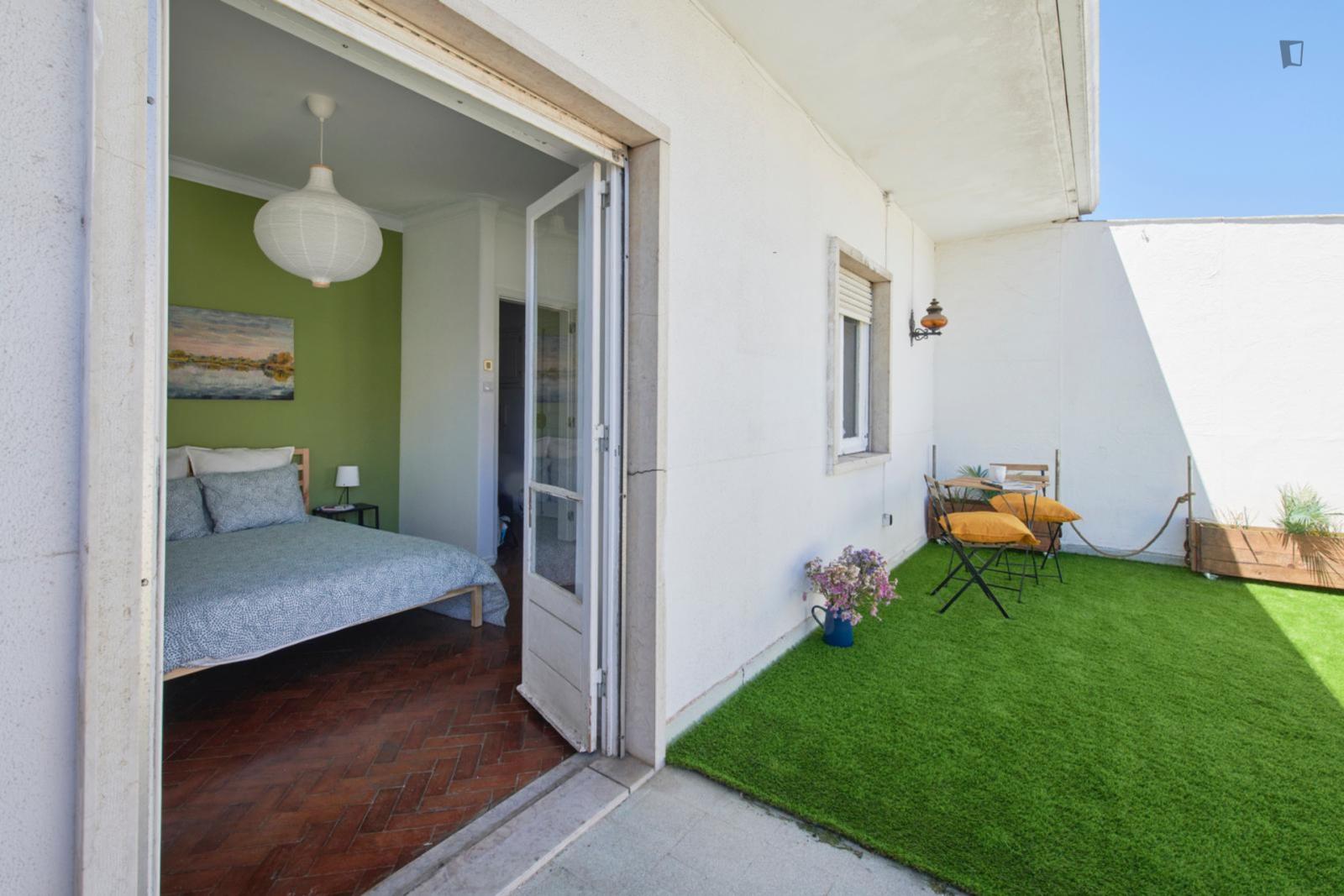 Spacious Double Bedroom With Balcony And Outdoor Space In Arroios - Spacious double bedroom with balcony and outdoor space in Arroios - Gallery - 1