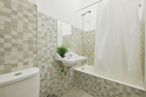 Cozy single ensuite bedroom in central Lisbon - Gallery - 11