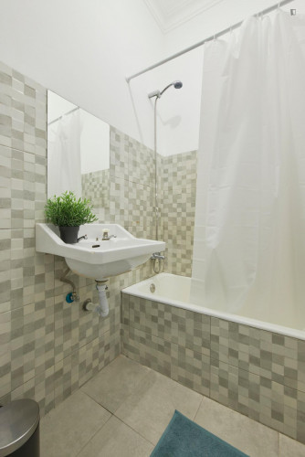 Cozy single ensuite bedroom in central Lisbon - Gallery - 13