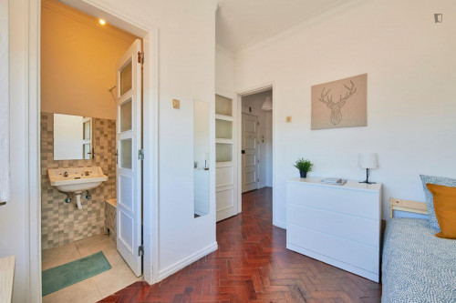 Cozy single ensuite bedroom in central Lisbon