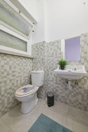Cozy single ensuite bedroom in central Lisbon - Gallery - 12