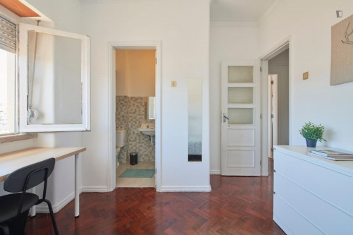 Cozy single ensuite bedroom in central Lisbon - Gallery - 6