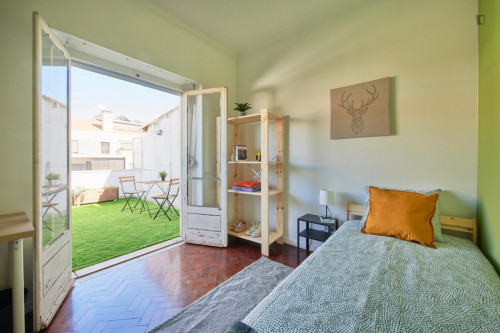 Single bedroom with balcony and outdoor space in central Lisbon