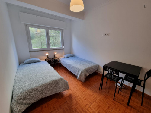 Welcoming twin bedroom in Agualva-Cacém