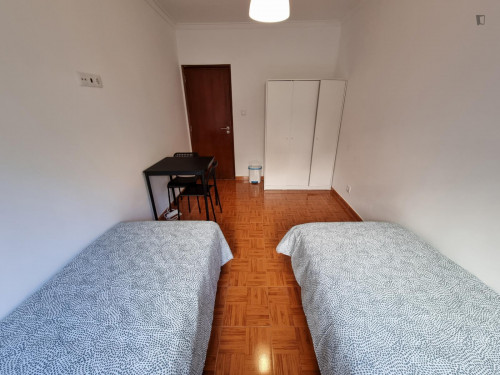 Welcoming twin bedroom in Agualva-Cacém
