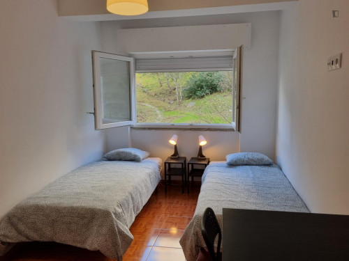 Welcoming twin bedroom in Agualva-Cacém