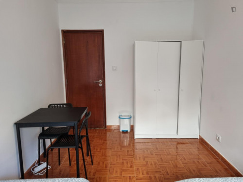 Welcoming twin bedroom in Agualva-Cacém