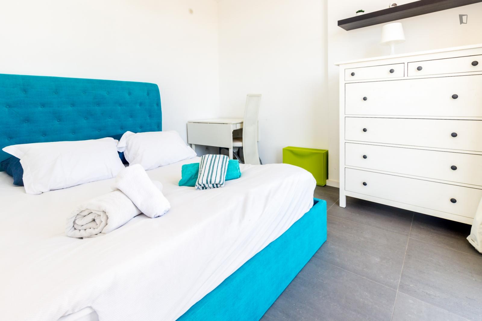  Design Bedroom With A Double Bed And Share Bathroom  -  Design bedroom with a double bed and share bathroom  - Gallery -  1