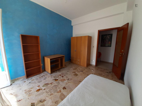 Welcoming Single bedroom, with balcony, in 4-bedroom apartment close to the center