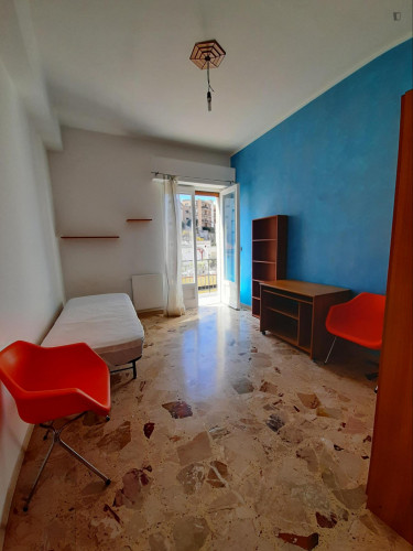 Welcoming Single bedroom, with balcony, in 4-bedroom apartment close to the center