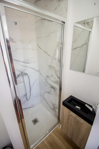 Private bedroom with a private bathroom  - Gallery -  5