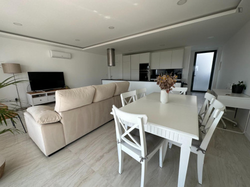 Charming 3-bedroom house close to the beach