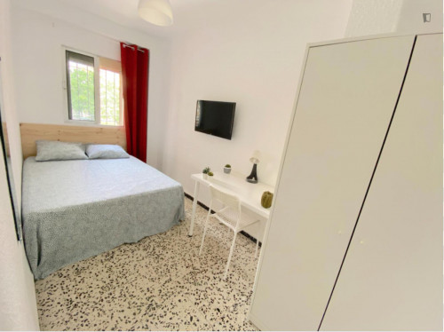 Sunny room near center with double bed, WIFI and TV for students