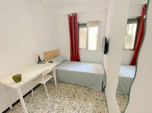 Sunny room near center with WIFI and TV for students