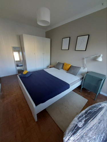 cosy double bedroom 3MIN metro 10Min University Europeia