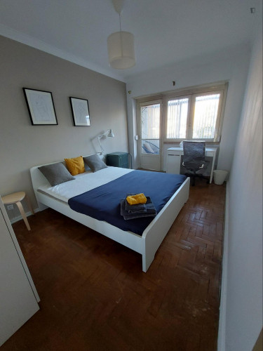 cosy double bedroom 3MIN metro 10Min University Europeia