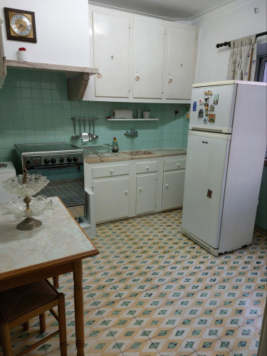 cosy double bedroom 3MIN metro 10Min University Europeia