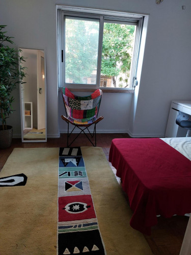 Cosy single bedroom 3min metro 10Min University Europeia