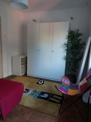 Cosy single bedroom 3min metro 10Min University Europeia