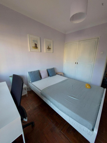 Inviting double bedroom 3min metro Pontinha