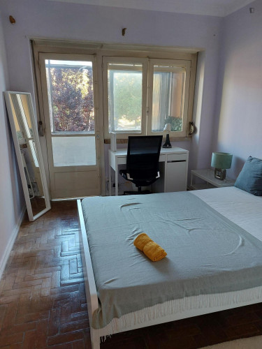 Inviting double bedroom 3min metro Pontinha