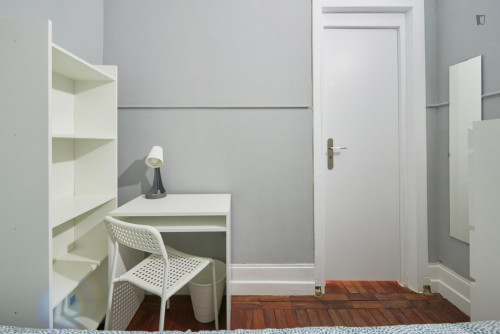 Cosy single bedroom next to Jardim da Fundação Calouste Gulbenkian - Gallery - 5