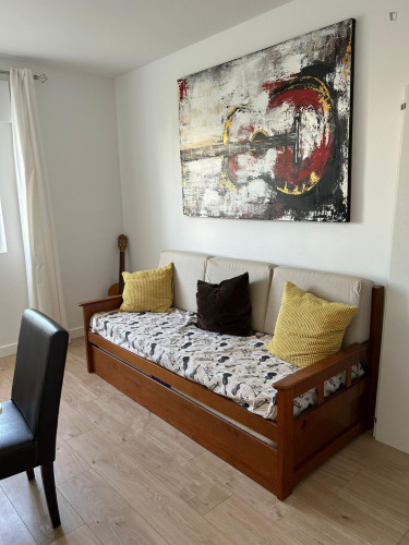 Sunny twin bedroom in Paço de Arcos