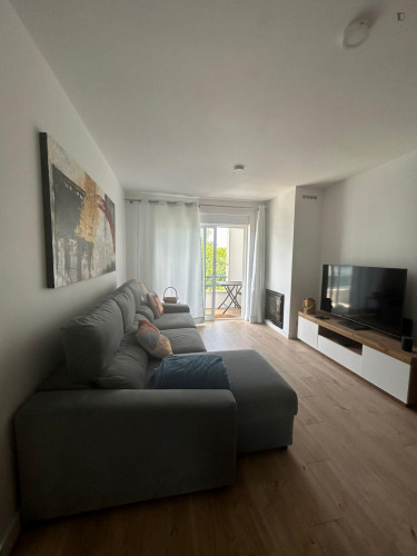 Sunny twin bedroom in Paço de Arcos