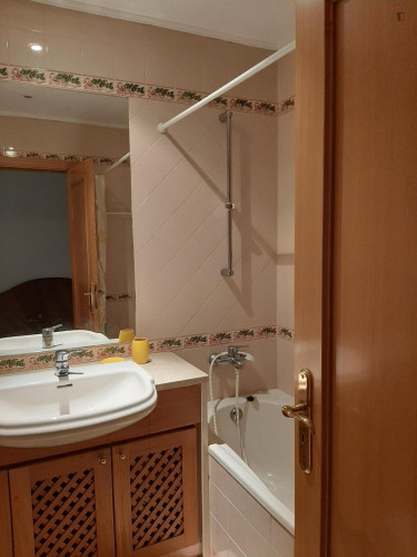 Single bedroom, with private balcony In Monte de Caparica near Egas Moniz and FCT