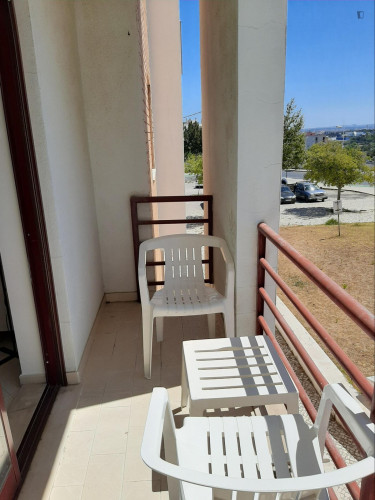 Single bedroom, with private balcony In Monte de Caparica near Egas Moniz and FCT
