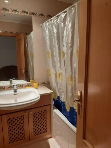 Single bedroom, with private balcony In Monte de Caparica near Egas Moniz and FCT