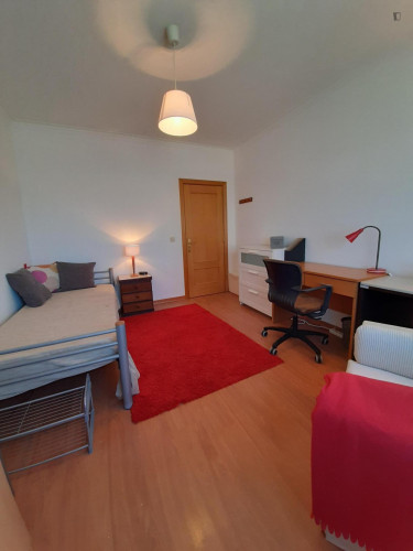 Nice single bedroom near UNL-FCT, Egas Moniz and Instituto Piaget