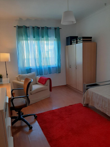 Nice single bedroom near UNL-FCT, Egas Moniz and Instituto Piaget