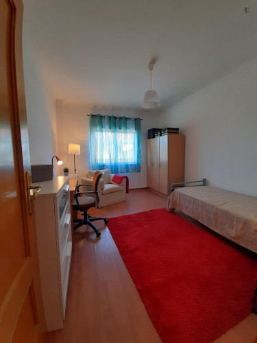 Nice single bedroom near UNL-FCT, Egas Moniz and Instituto Piaget