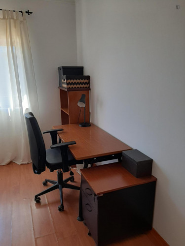 Neat single bedroom near NOVA Escola de Ciências e Tecnologias