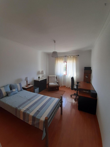 Neat single bedroom near NOVA Escola de Ciências e Tecnologias