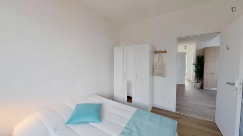 Stylish double bedroom in a 7-bedroom apartment close to Chateau des Tourelles museum