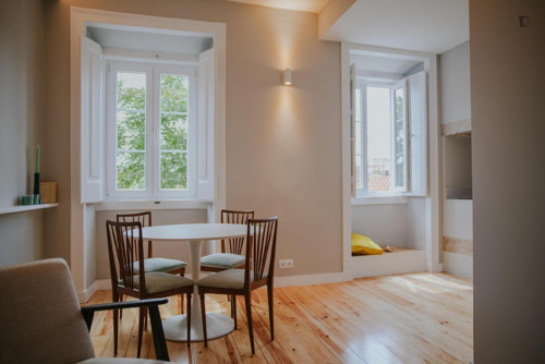 Welcoming Apartment close to Miradouro da Graça - 1-bedroom and 1-office
