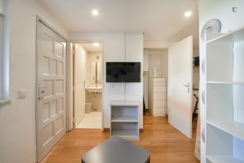 Charing studio in popular Alvalade