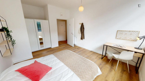 Bright double bedroom in the heart of Asnières sur Seine