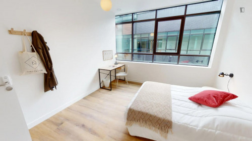 Bright double bedroom in the heart of Asnières sur Seine