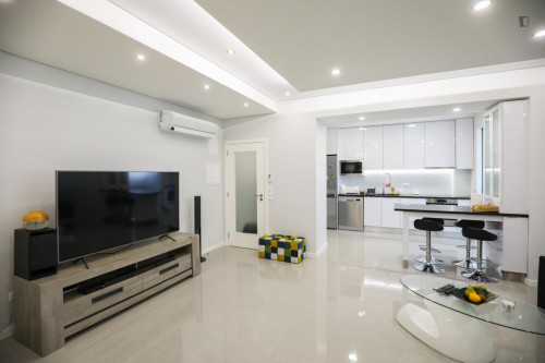 Fantastic double bedroom with balcony in a 3-bedroom apartment