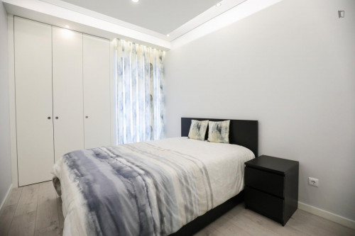 Fantastic double bedroom with balcony in a 3-bedroom apartment