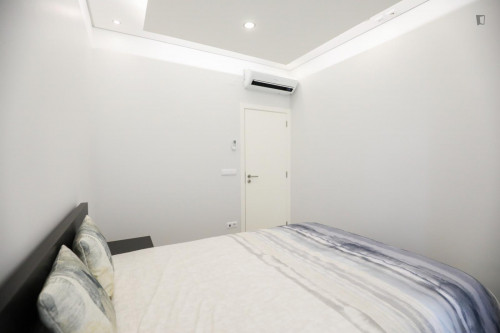 Fantastic double bedroom with balcony in a 3-bedroom apartment