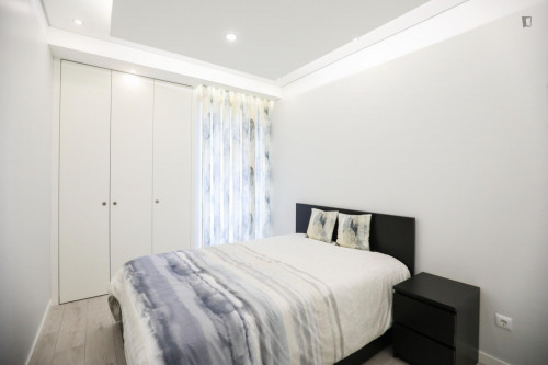 Fantastic double bedroom with balcony in a 3-bedroom apartment