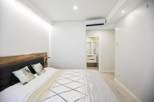 Amazing Ensuite double bedroom with balcony in a 3-bedroom apartment