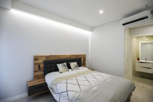 Amazing Ensuite double bedroom with balcony in a 3-bedroom apartment