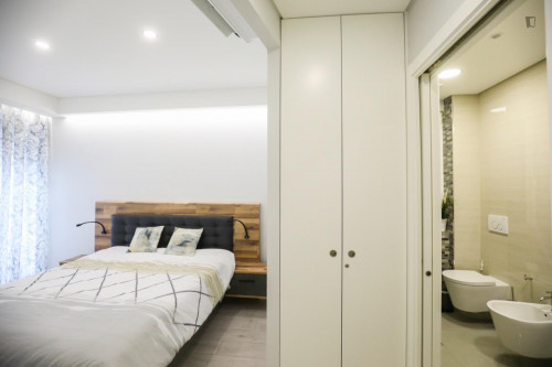 Amazing Ensuite double bedroom with balcony in a 3-bedroom apartment