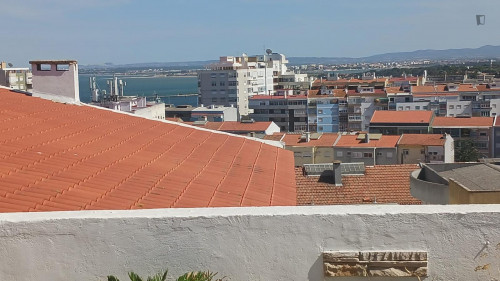 Wonderful double bedroom in Almada, close to Pragal train station